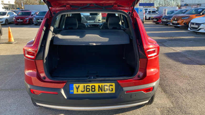 Volvo Xc40 2.0 T4 Momentum 5dr AWD Geartronic Petrol Estate